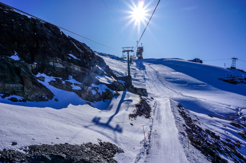 Piste de ski avec télésièges