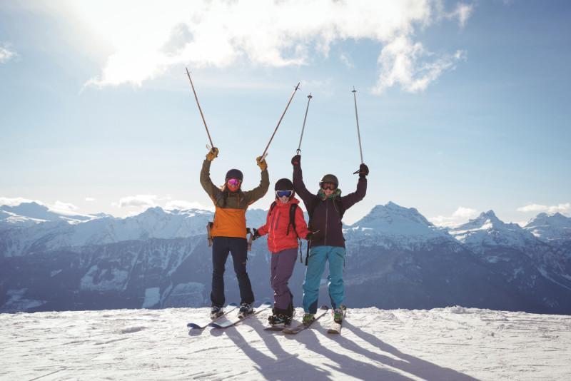 Skieurs à la montagne