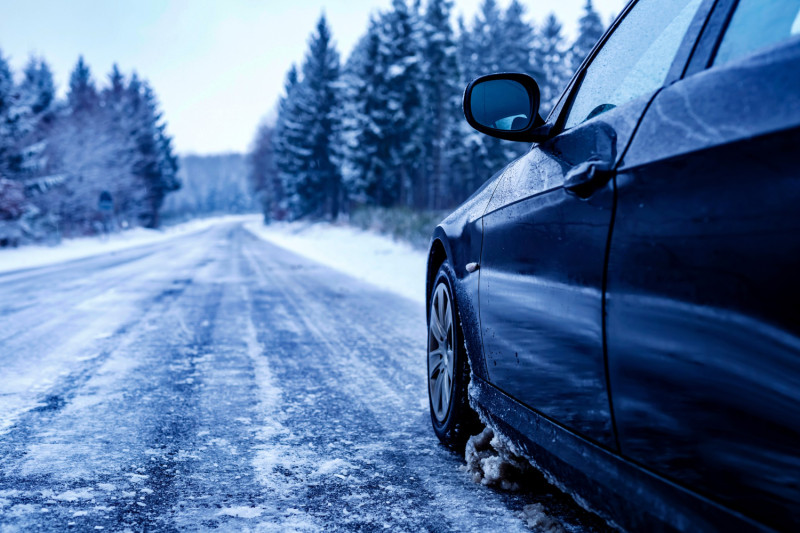 Une voiture roule sur une route verglacée