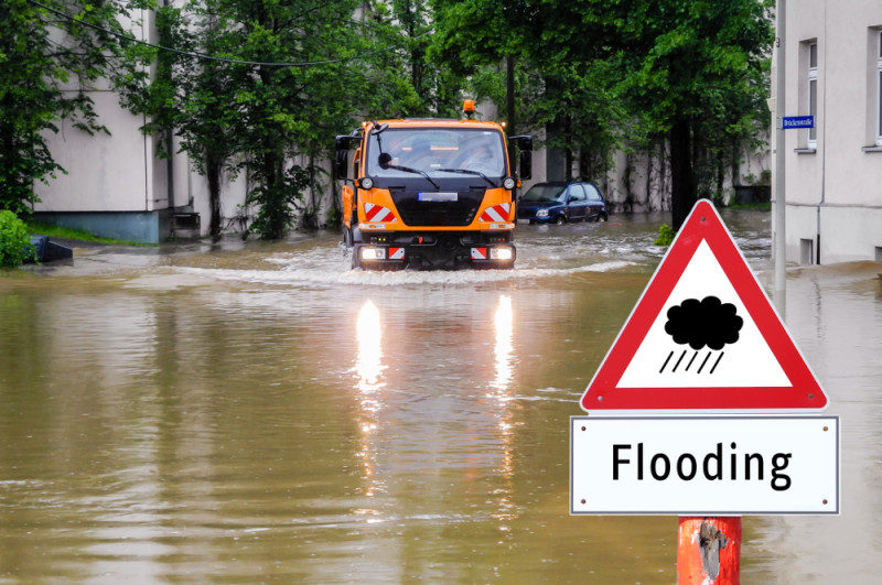 Un panneau indique une alerte inondation