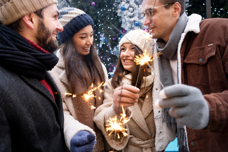 Des amis tiennent des feux d'artifice à nouvel an