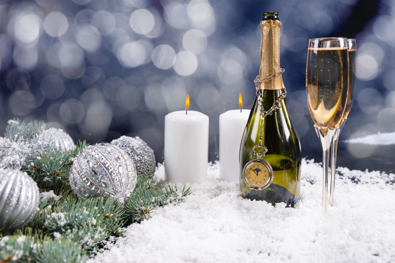 Bouteille de champagne plantée dans de la glace