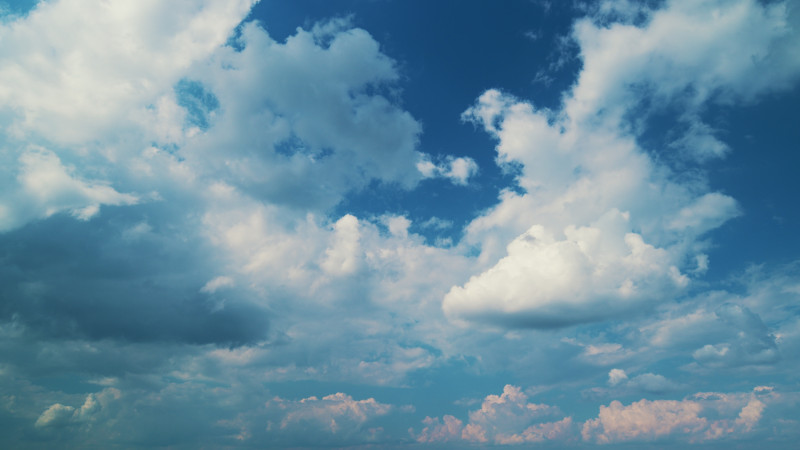 Ciel nuageux avec éclaircies