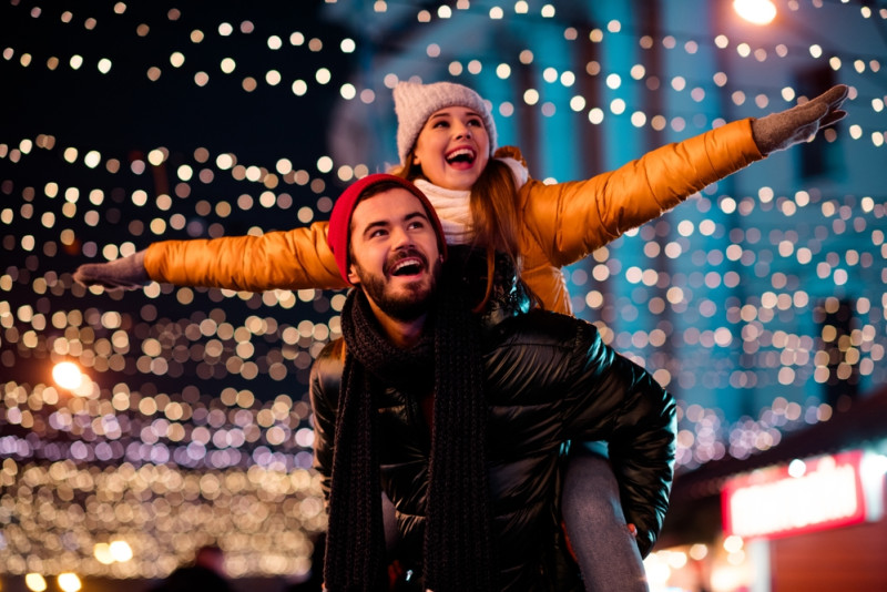Un couple fête nouvel an dehors