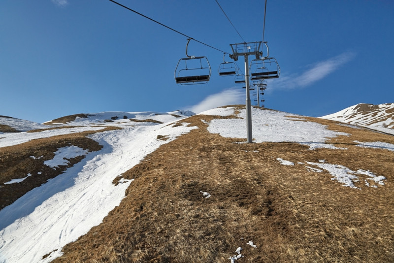 Un télésiège avec peu de neige