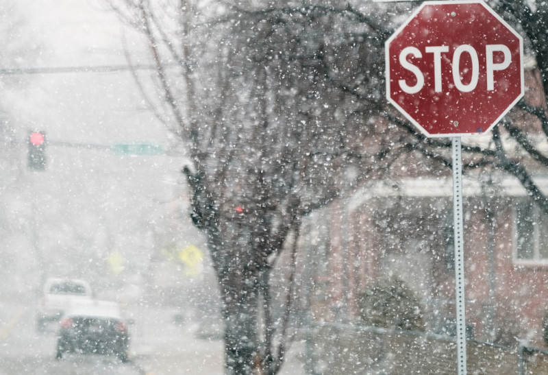 Tempête de neige avec panneau stop