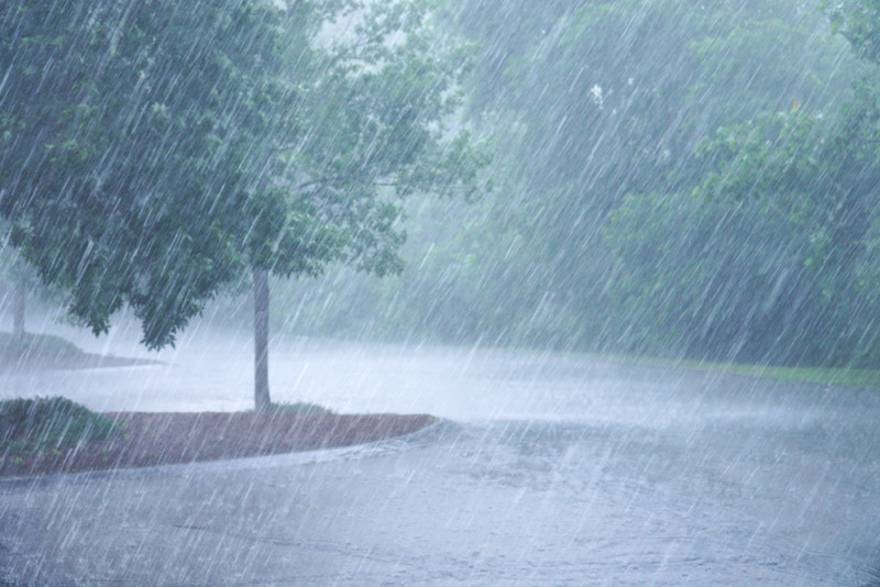 De la pluie tombe violemment