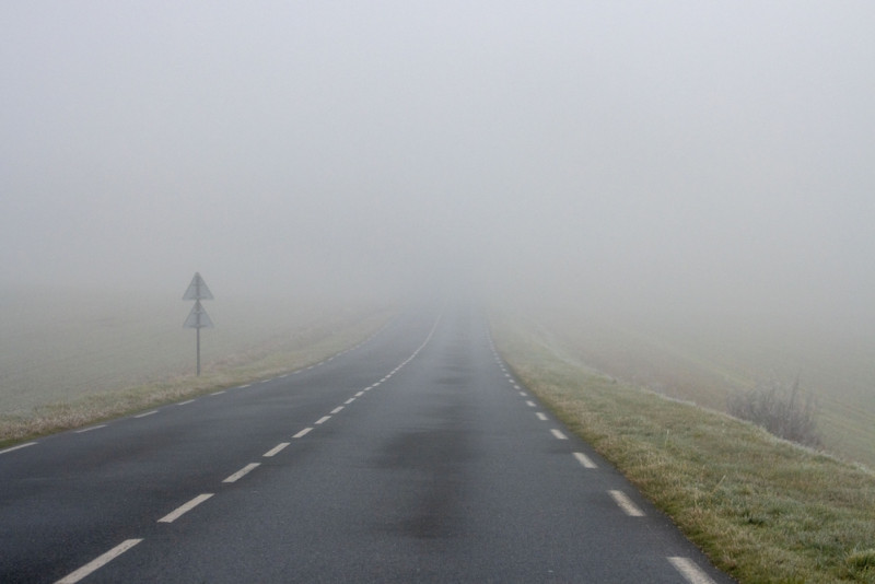 Route et brouillard