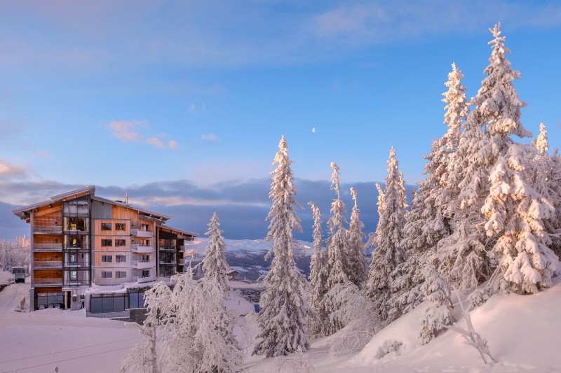Belle station de ski sous la soleil