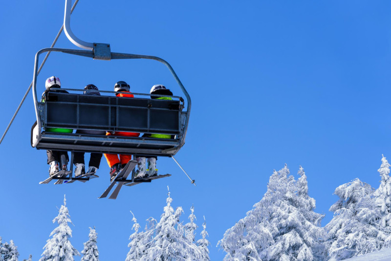 Un télésiège avec des skieurs