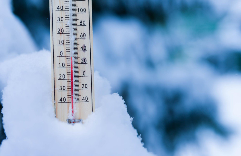 Thermomètre planté dans la neige