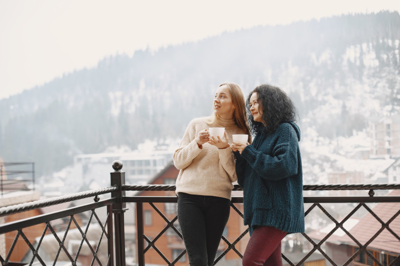 Deux femmes sur un balcon à la montagne