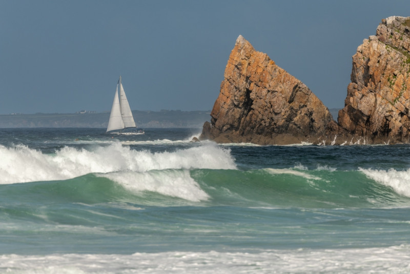 Mer agitée avec un voilier