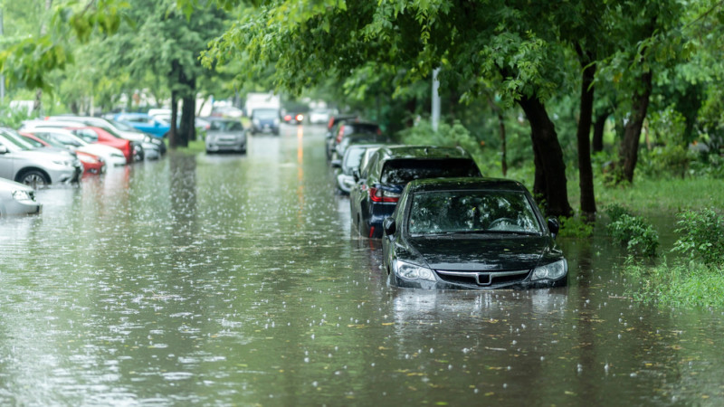 Voitures dans une rue inondée