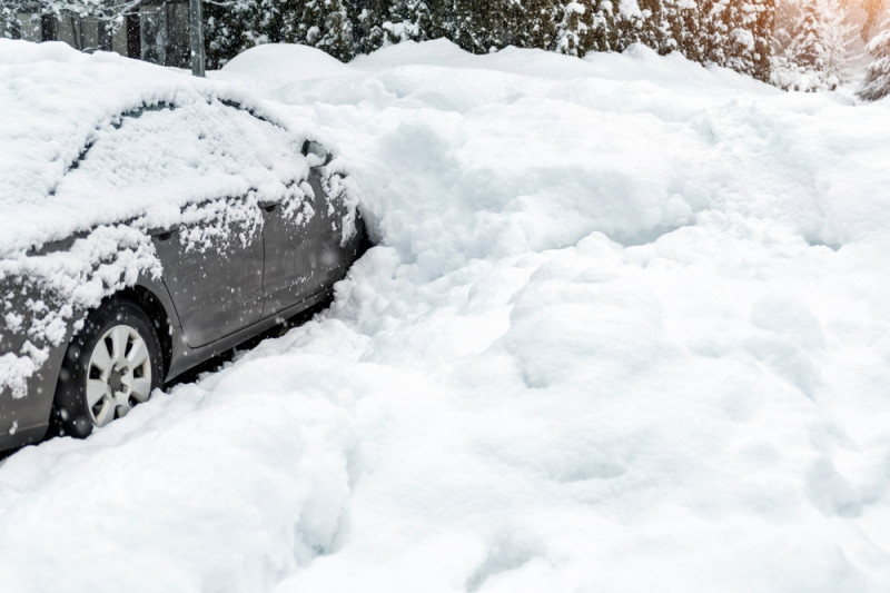 Vue d'une voiture sous la neige
