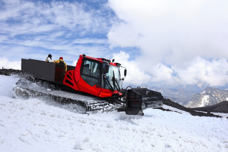 Dameuse sur une piste de ski