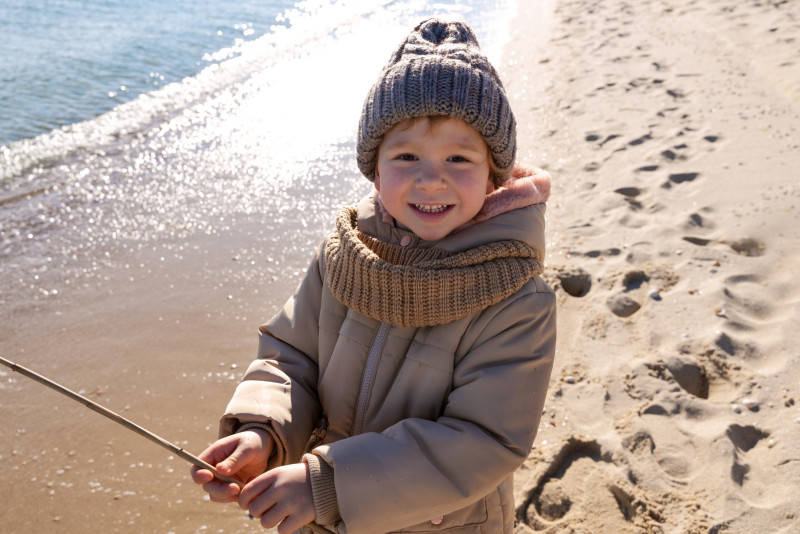 Un enfant sur une plage en hiver