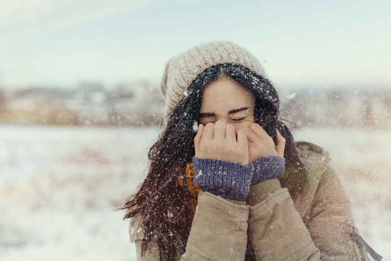 Femme dehors par grand froid