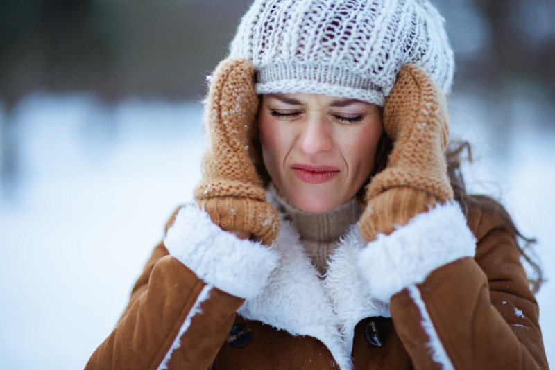 Vue d'une femme qui a une migraine