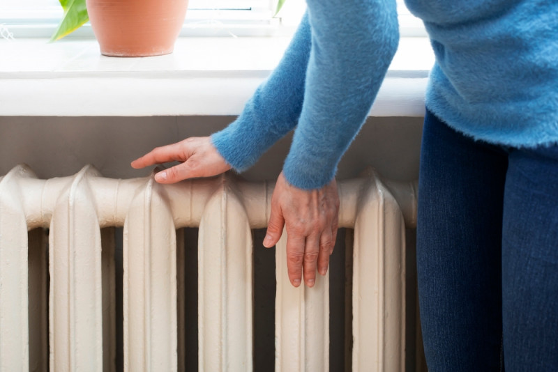 Vue d'une femme touchant un radiateur