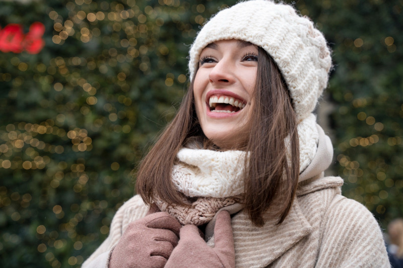 Une femme sourit et semble heureuse