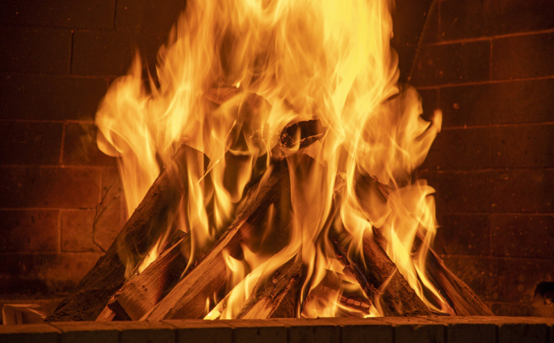Feu ronflant dans une cheminée