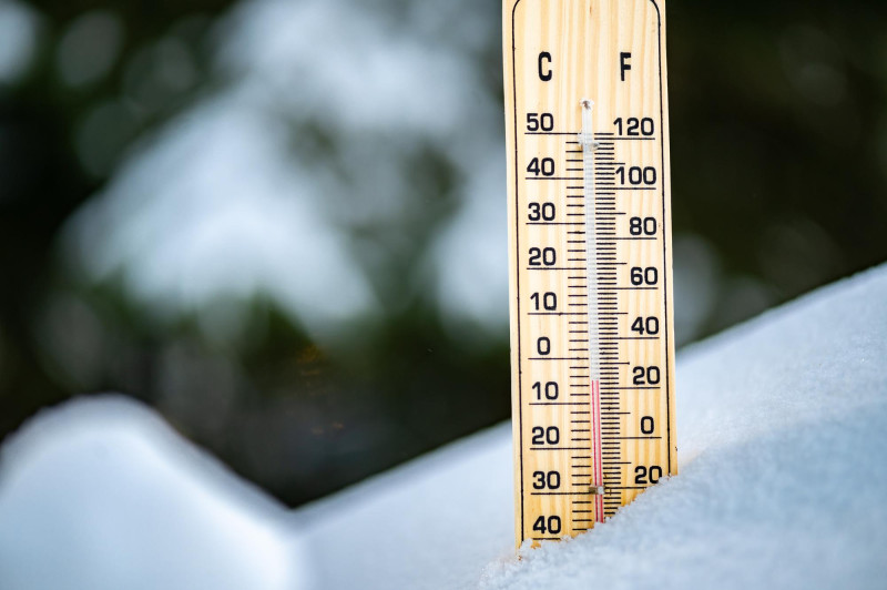 Thermomètre planté dans la neige