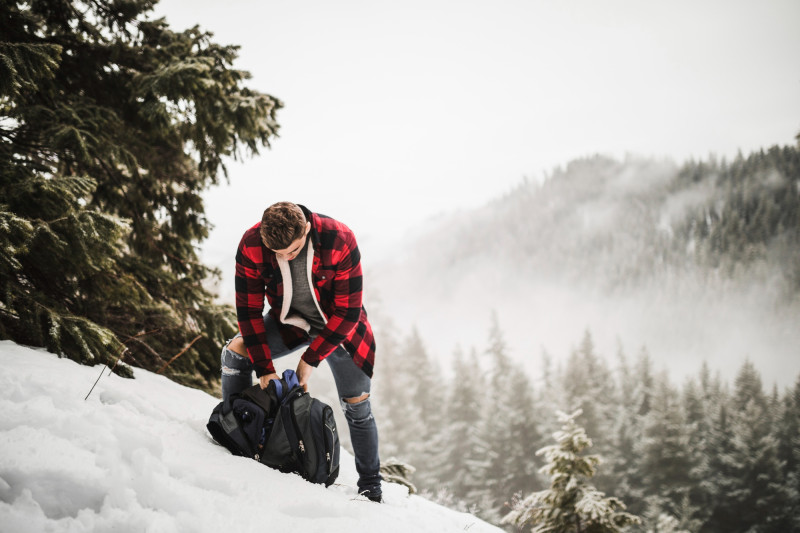 Un homme sur un sentier de randonnée en hiver en montagne