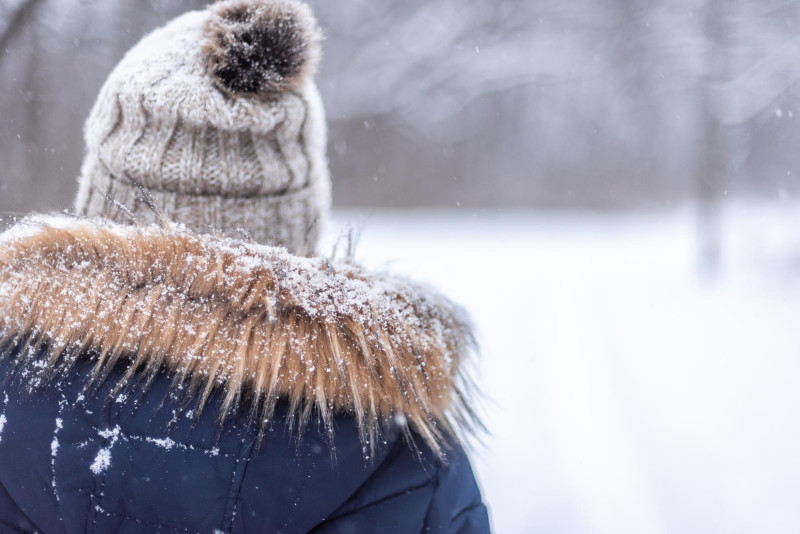 Une personne de dos avec un bonnet