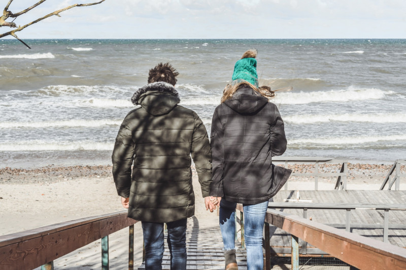 Deux personnes face à la place en hiver