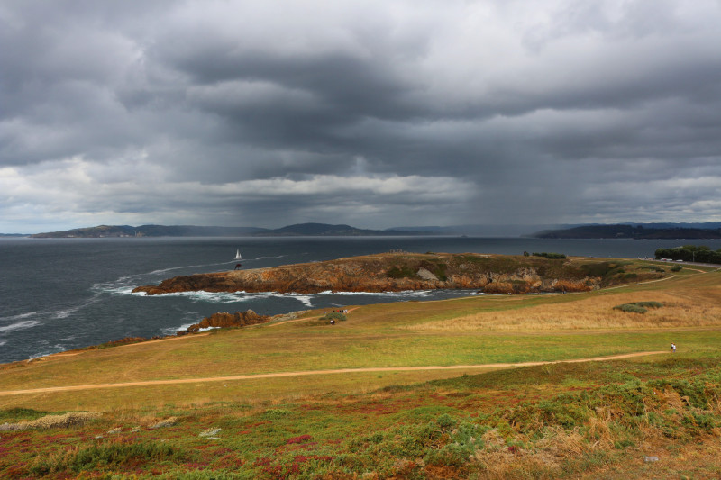 Paysage de Bretagne avec ciel de pluie