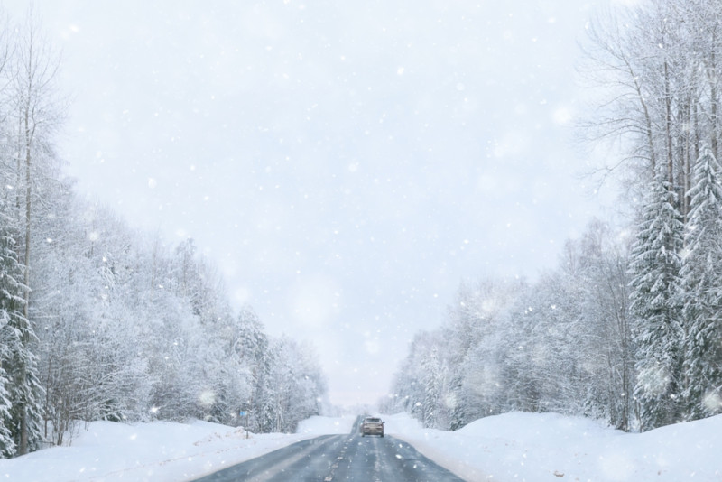Vue d'une route sous une tempête hivernale