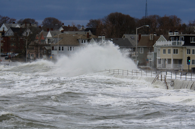 Vague qui submerge une côte