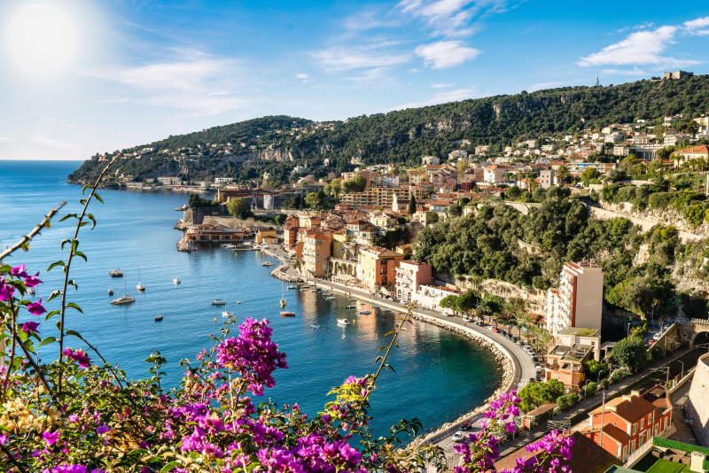 Belle ville ensoleillée de la côte d'azur