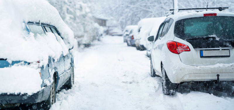 Voitures couvertes de neige