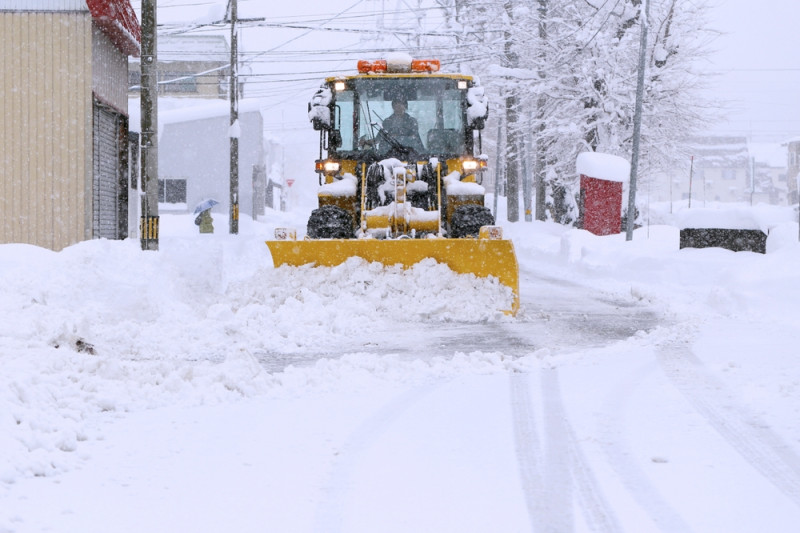 Chasse-neige dans une rue
