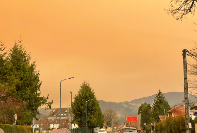 Ciel orangé à cause du sable du sahara