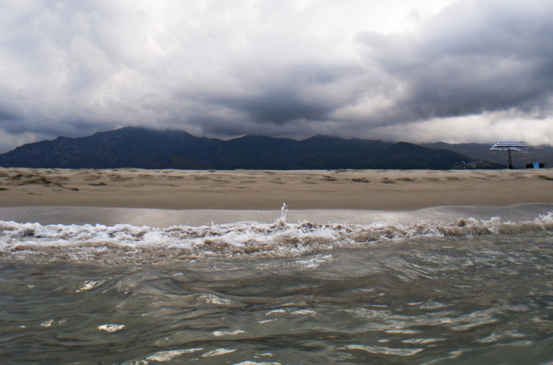 Pluie sur une plage de corse