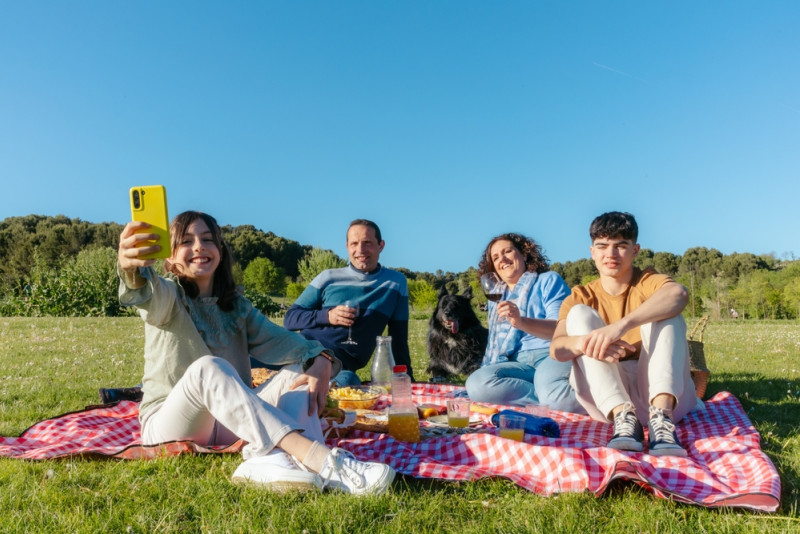 Une famille fait un pique-nique