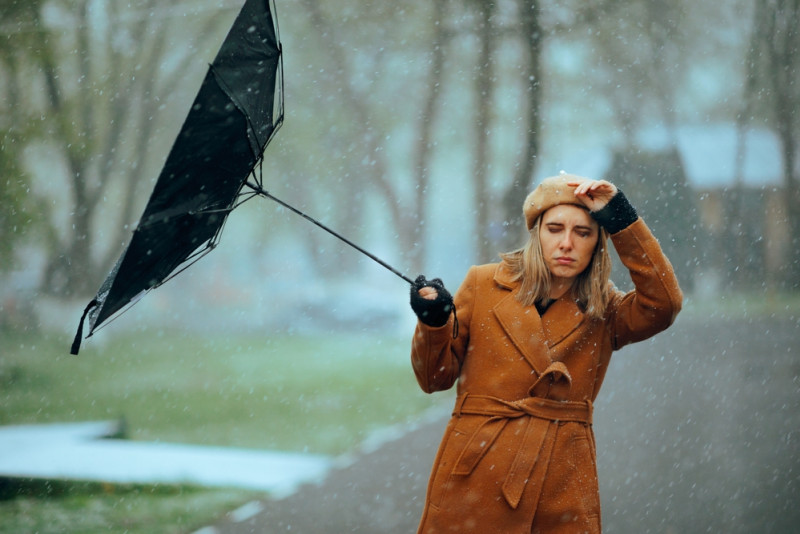 Une femme avec un parapluie retournée