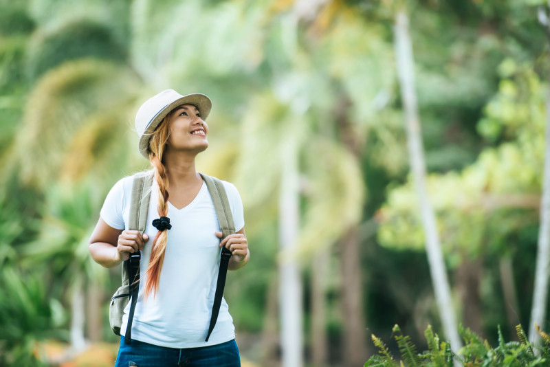 Une femme voyage en forêt