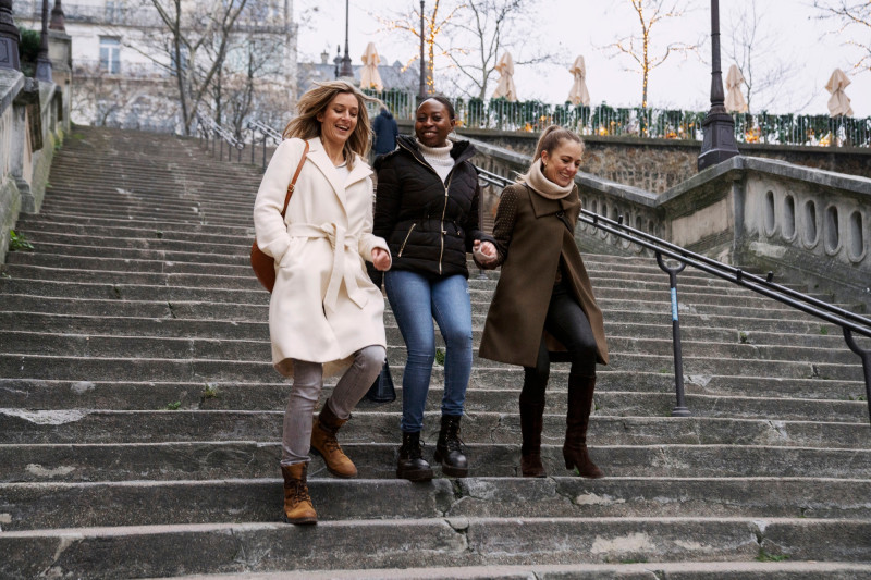 Des femmes dans un escalier à Paris