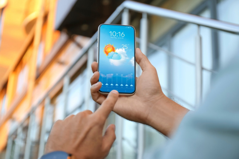 Un homme vérifier la météo sur son smartphone