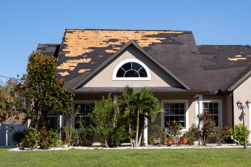 Maison avec tuiles arrachées