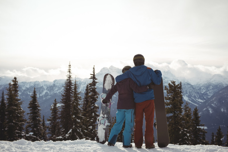 Deux personnes au ski face à une montagne