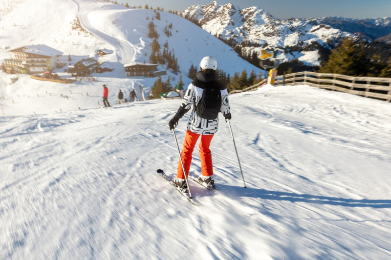 Une femme ski sur une piste