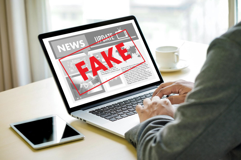Ordinateur avec fake écrit sur l'écran