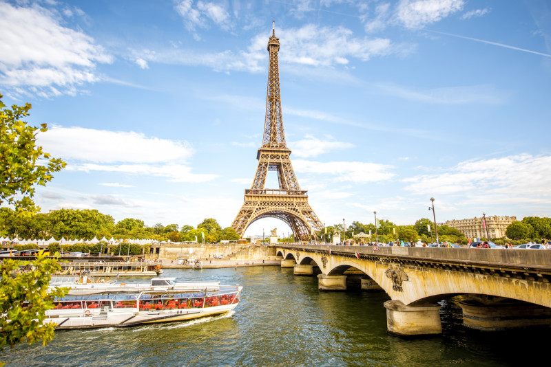 Tour Eiffel avec soleil
