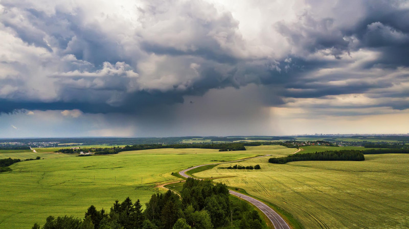 Plaine avec nuages