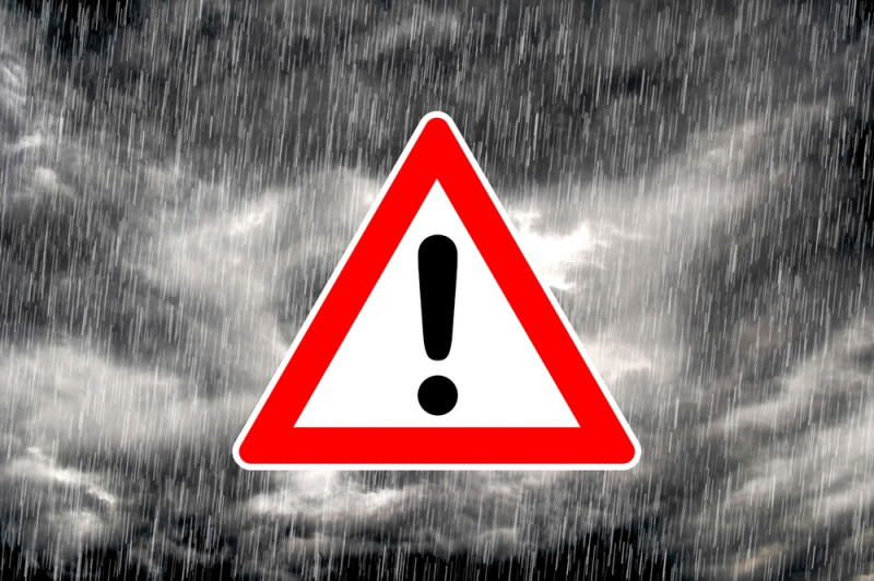 Panneau danger sur fond de pluie